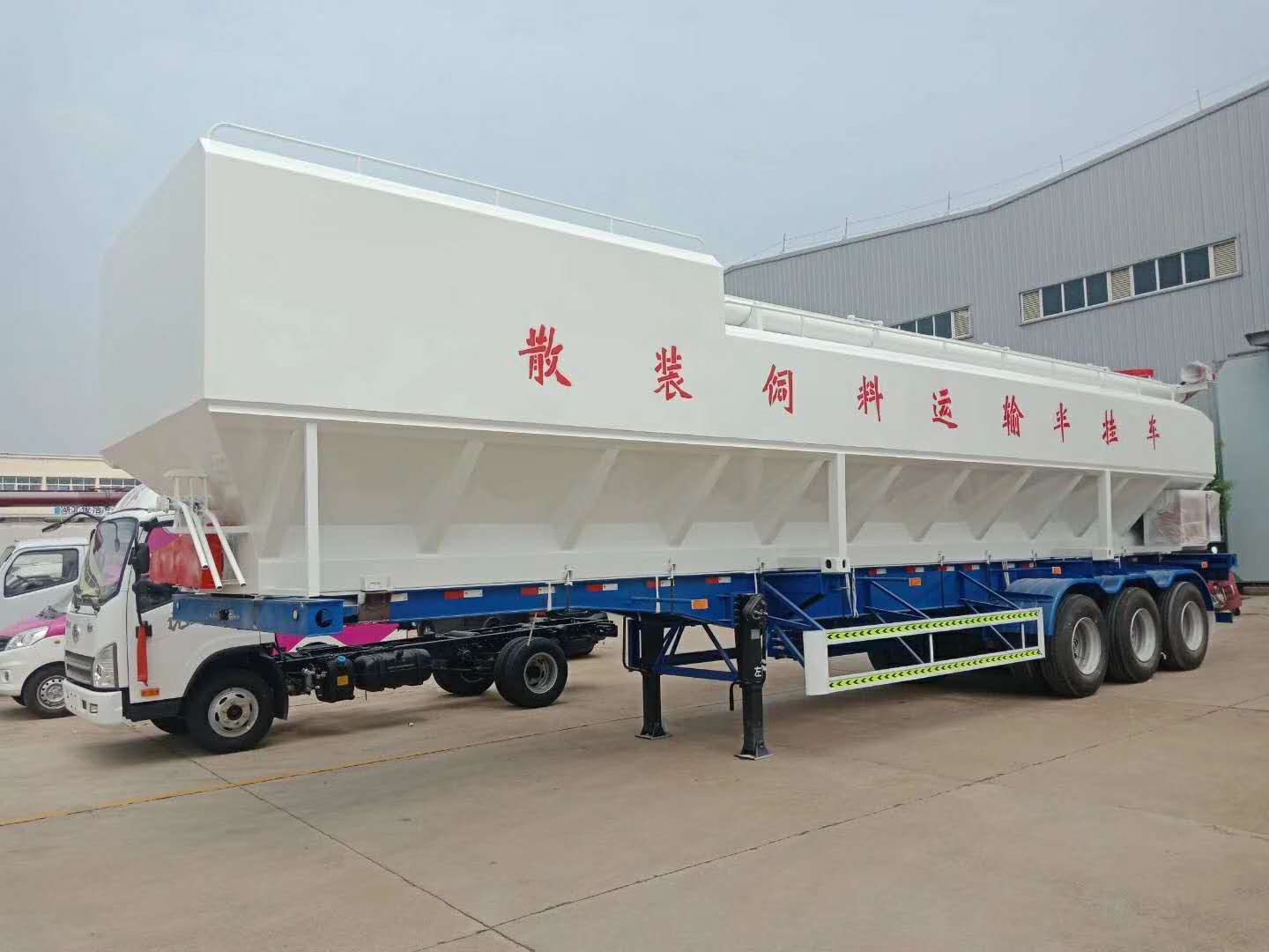 三橋半掛66方散裝飼料運(yùn)輸車(chē)圖片
